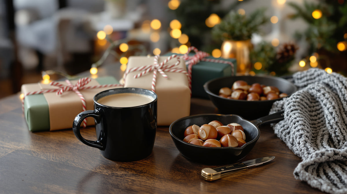 Mug de café fumant, paquets kraft et verts, écharpe en laine, châtaignes et branche de sapin sur une table en bois sombre à Noël