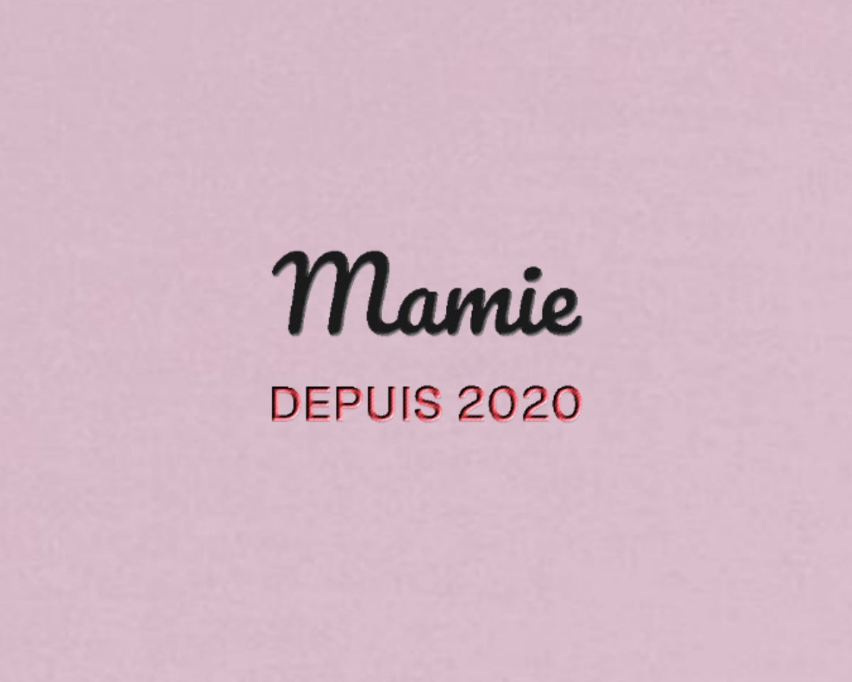Gros plan sur la broderie : Sweat brodé « Mamie depuis… » personnalisé