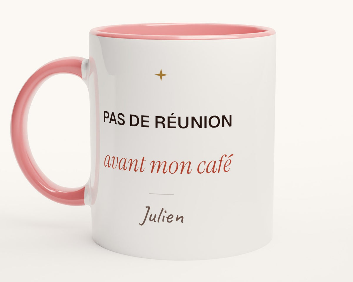 Mug humour « Pas de réunion avant mon café » personnalisé – intérieur et anse roses