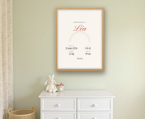 Affiche de naissance personnalisée – mise en situation, encadrée au mur