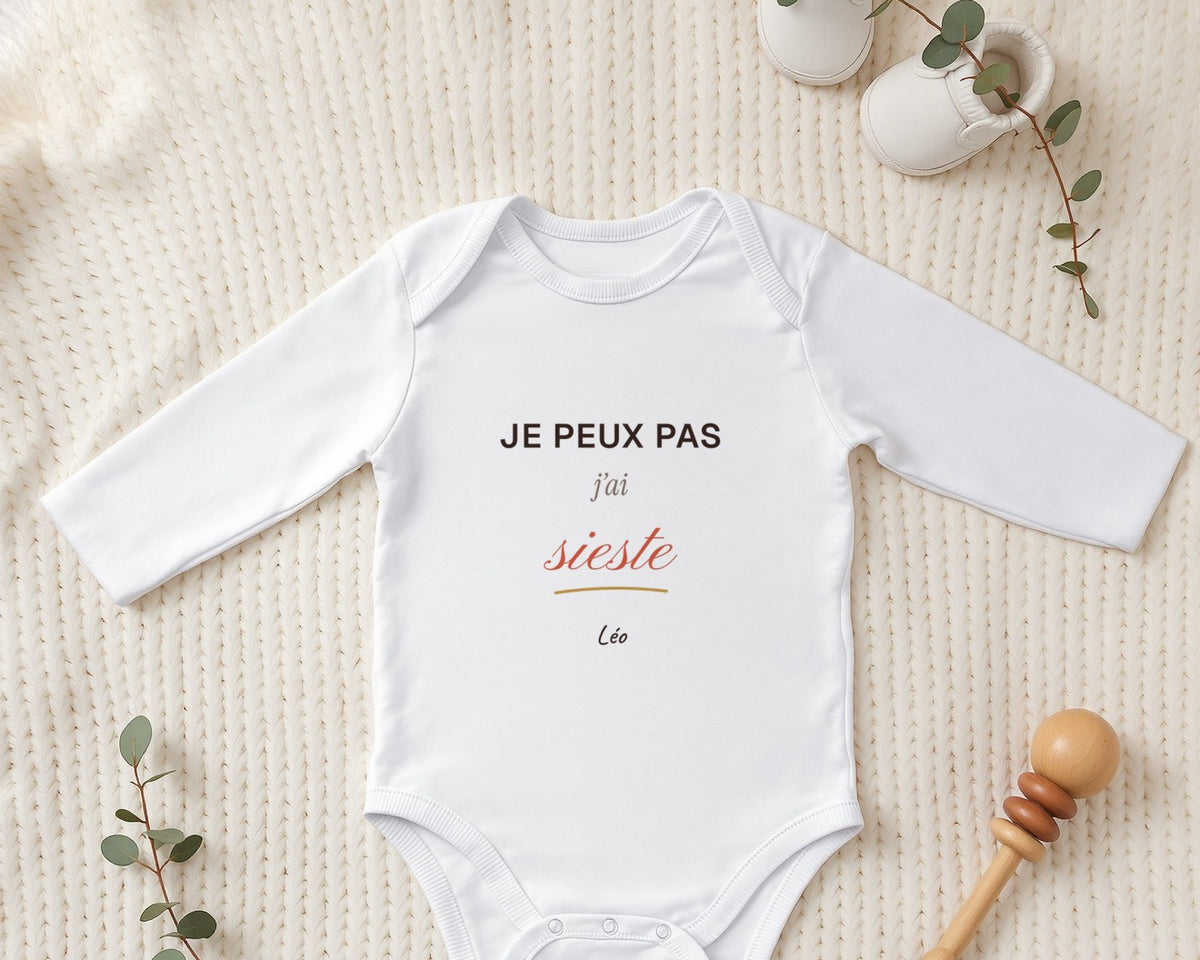 Body bébé « Je peux pas, j'ai sieste » personnalisé – mise en situation