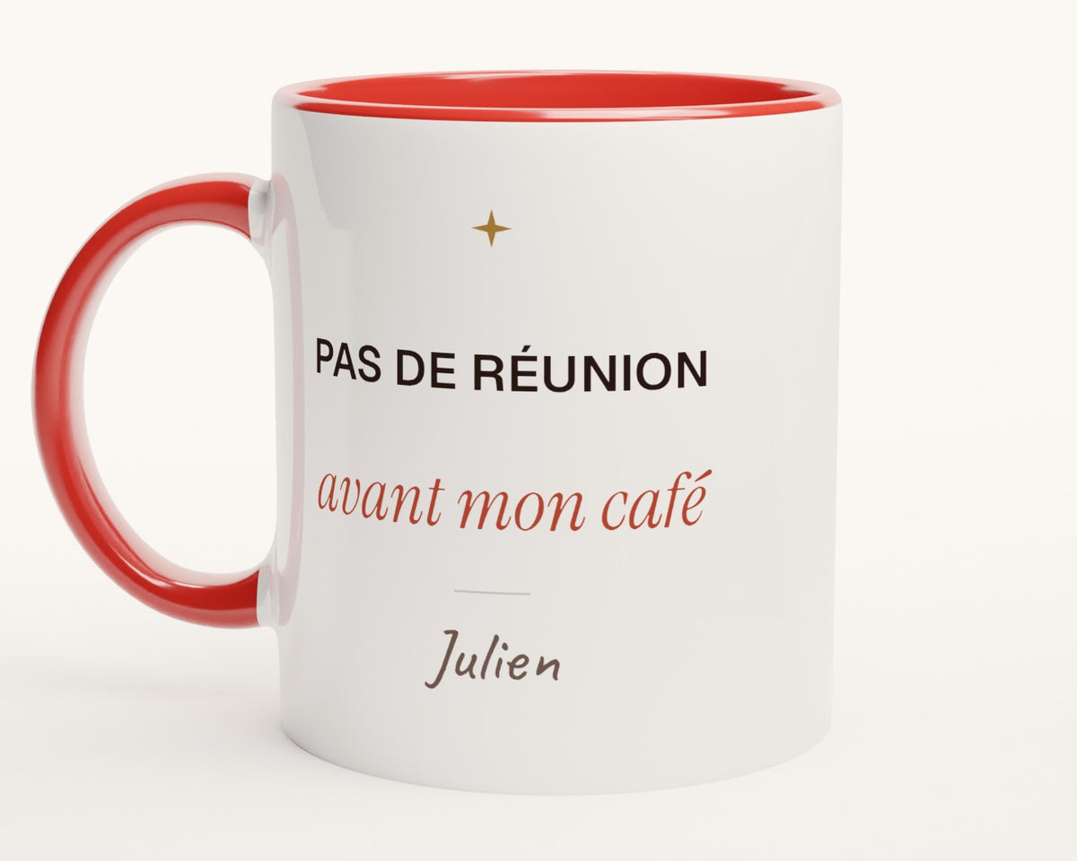 Mug humour « Pas de réunion avant mon café » personnalisé – intérieur et anse rouges