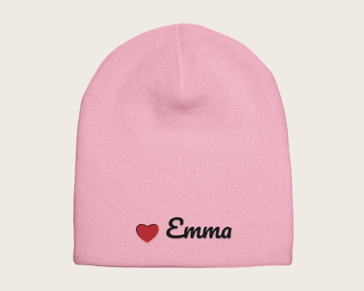 Bonnet brodé prénom et petit cœur – rose pâle