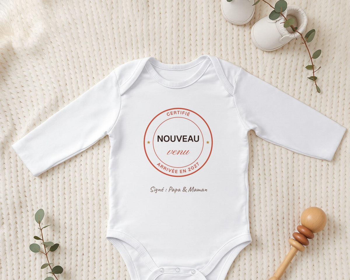Body bébé annonce de grossesse « Nouveau venu » personnalisé – mise en situation