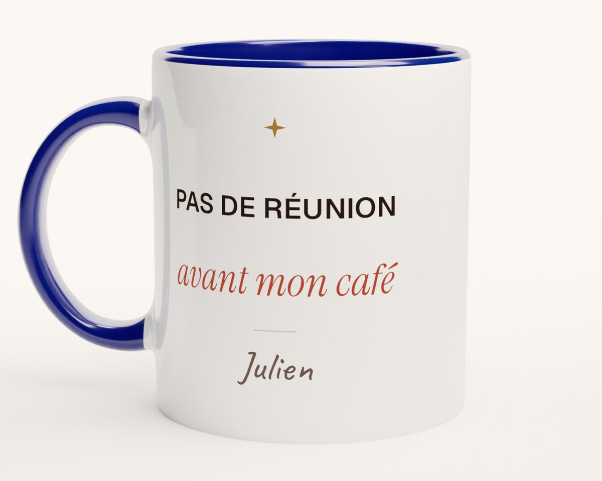 Mug humour « Pas de réunion avant mon café » personnalisé – intérieur et anse bleus