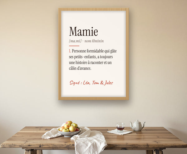Affiche « Définition de Mamie » personnalisée – mise en situation, encadrée au mur