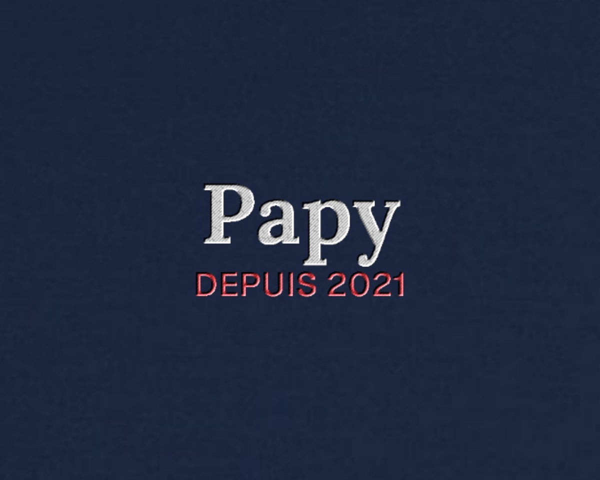 Gros plan sur la broderie : Sweat brodé « Papy depuis… » personnalisé