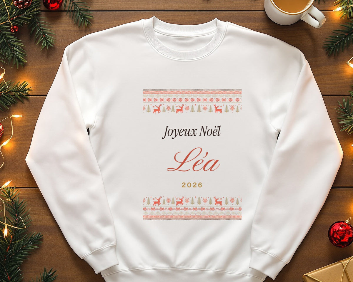 Pull de Noël personnalisé avec prénom (sweat) – mise en situation
