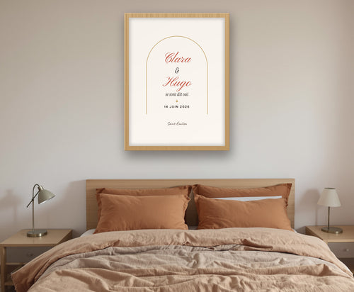 Affiche de mariage personnalisée avec prénoms, date et lieu – mise en situation, encadrée au mur