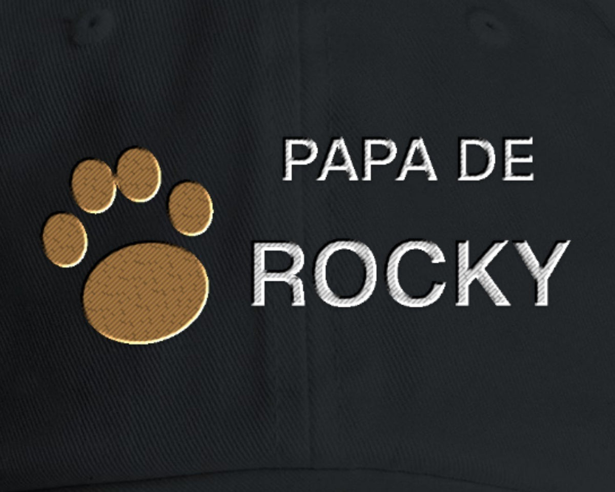 Gros plan sur la broderie : Casquette brodée « Papa de » avec le nom de votre chien