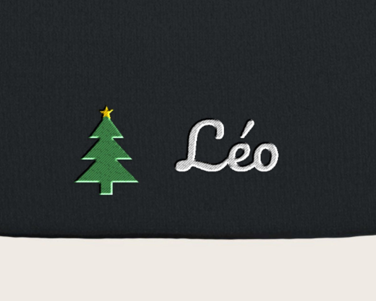 Gros plan sur la broderie : Bonnet de Noël brodé avec prénom