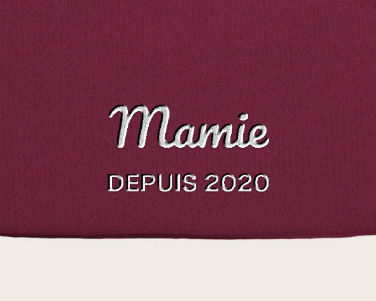 Gros plan sur la broderie : Bonnet brodé « Mamie depuis… » personnalisé