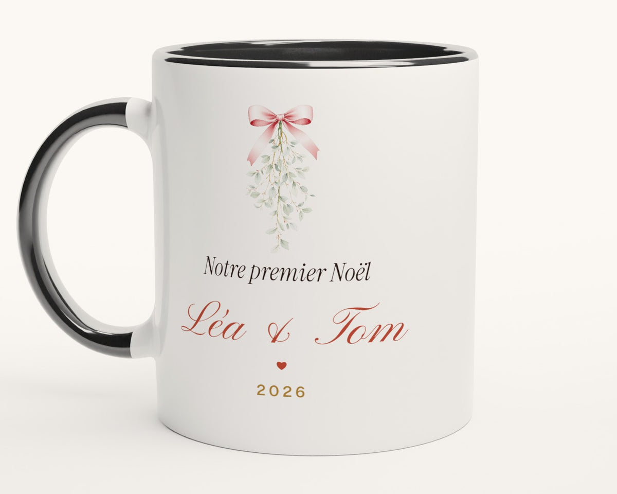Mug « Notre premier Noël » en amoureux personnalisé – intérieur et anse noirs