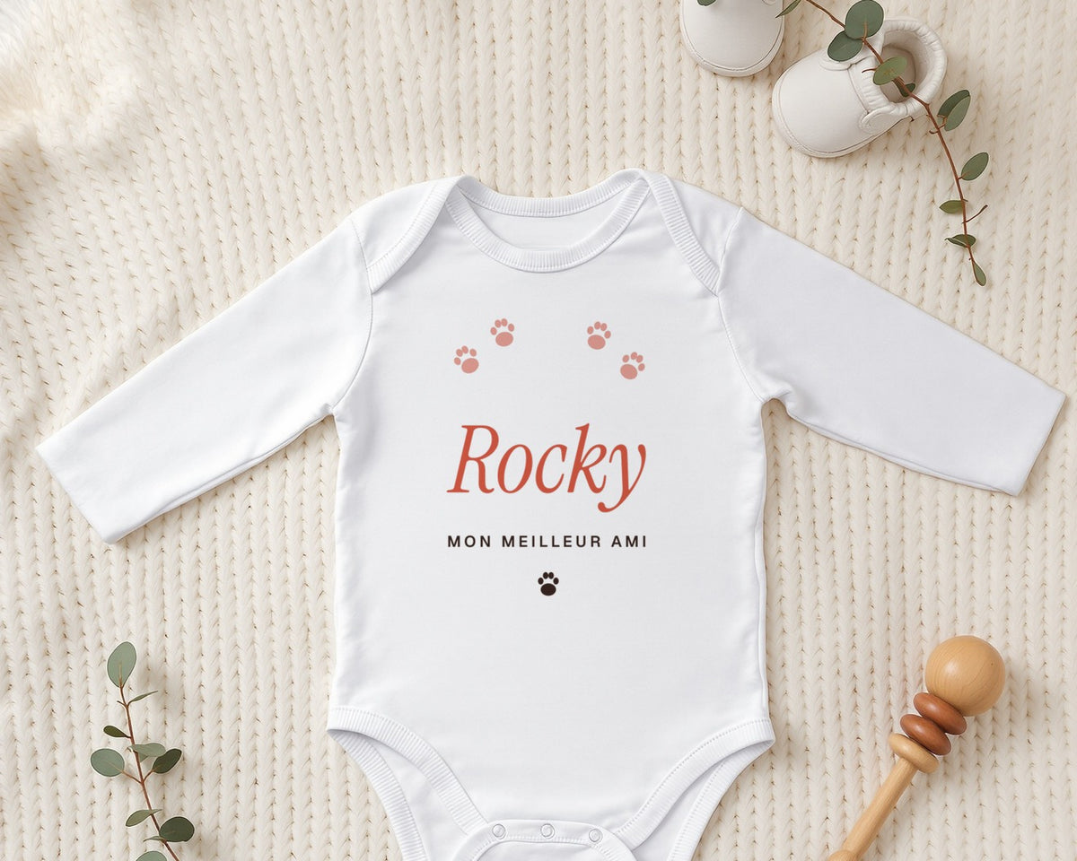 Body bébé « Mon meilleur ami » avec le nom du chien – mise en situation