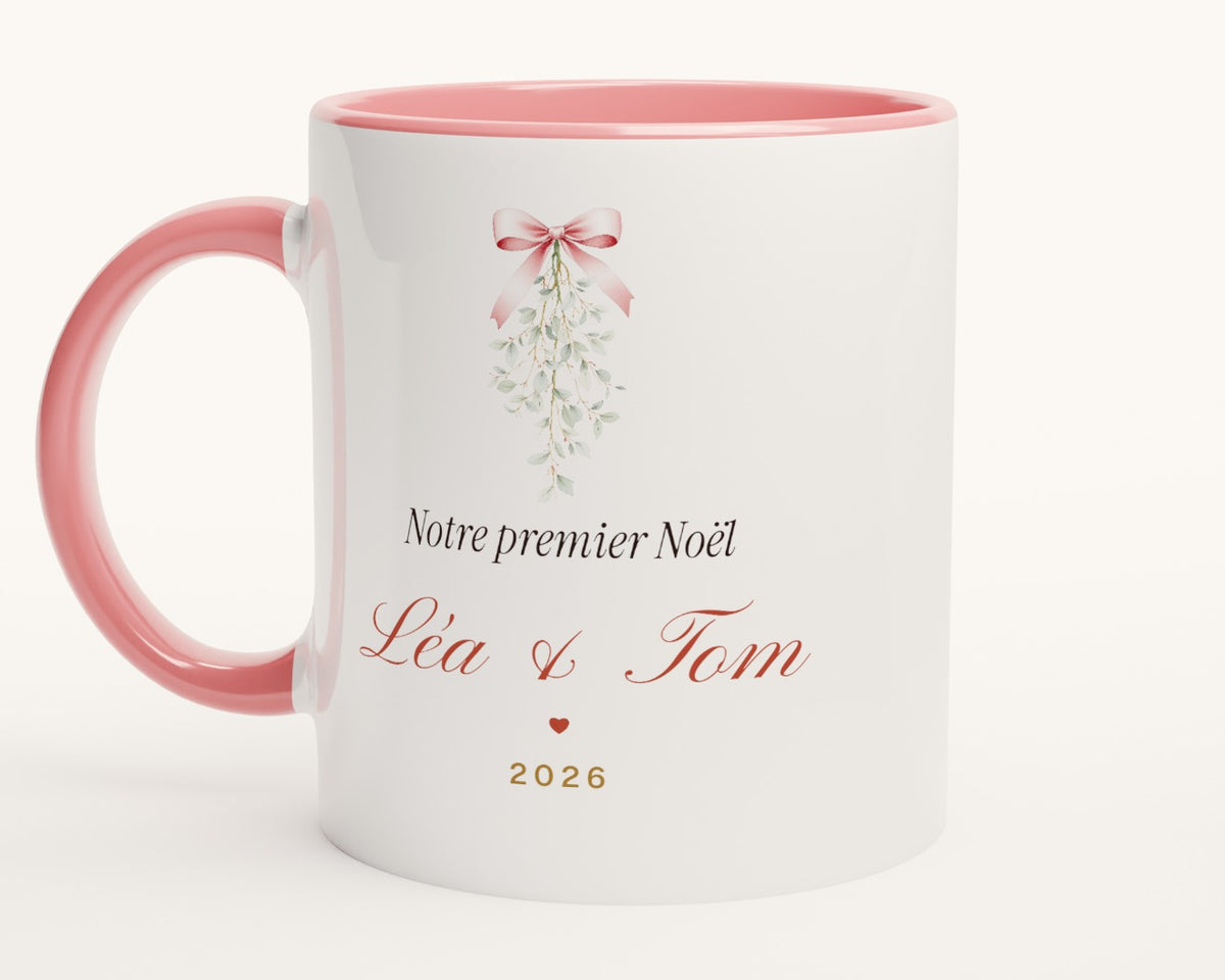 Mug « Notre premier Noël » en amoureux personnalisé – intérieur et anse roses
