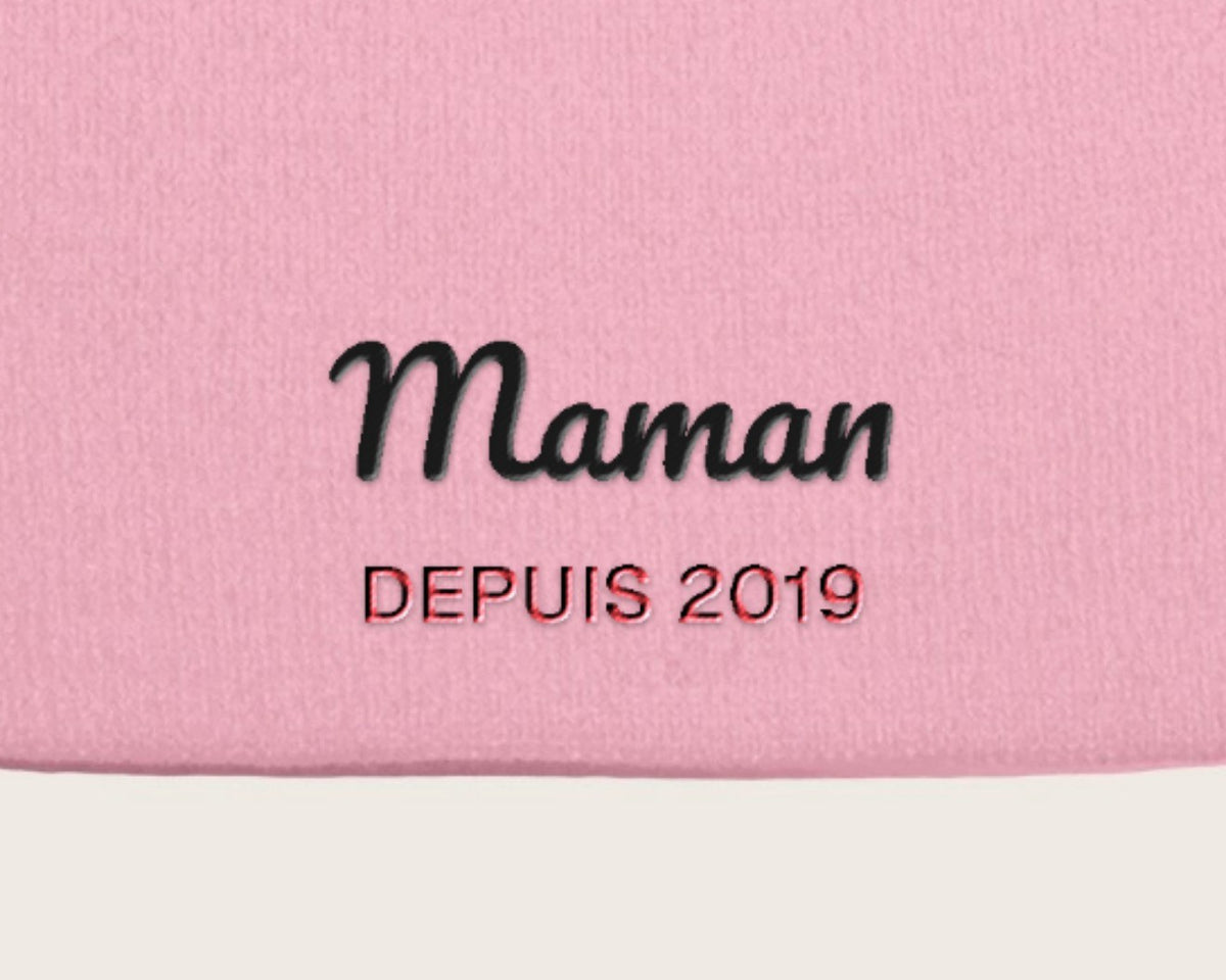 Gros plan sur la broderie : Bonnet brodé « Maman depuis… » personnalisé