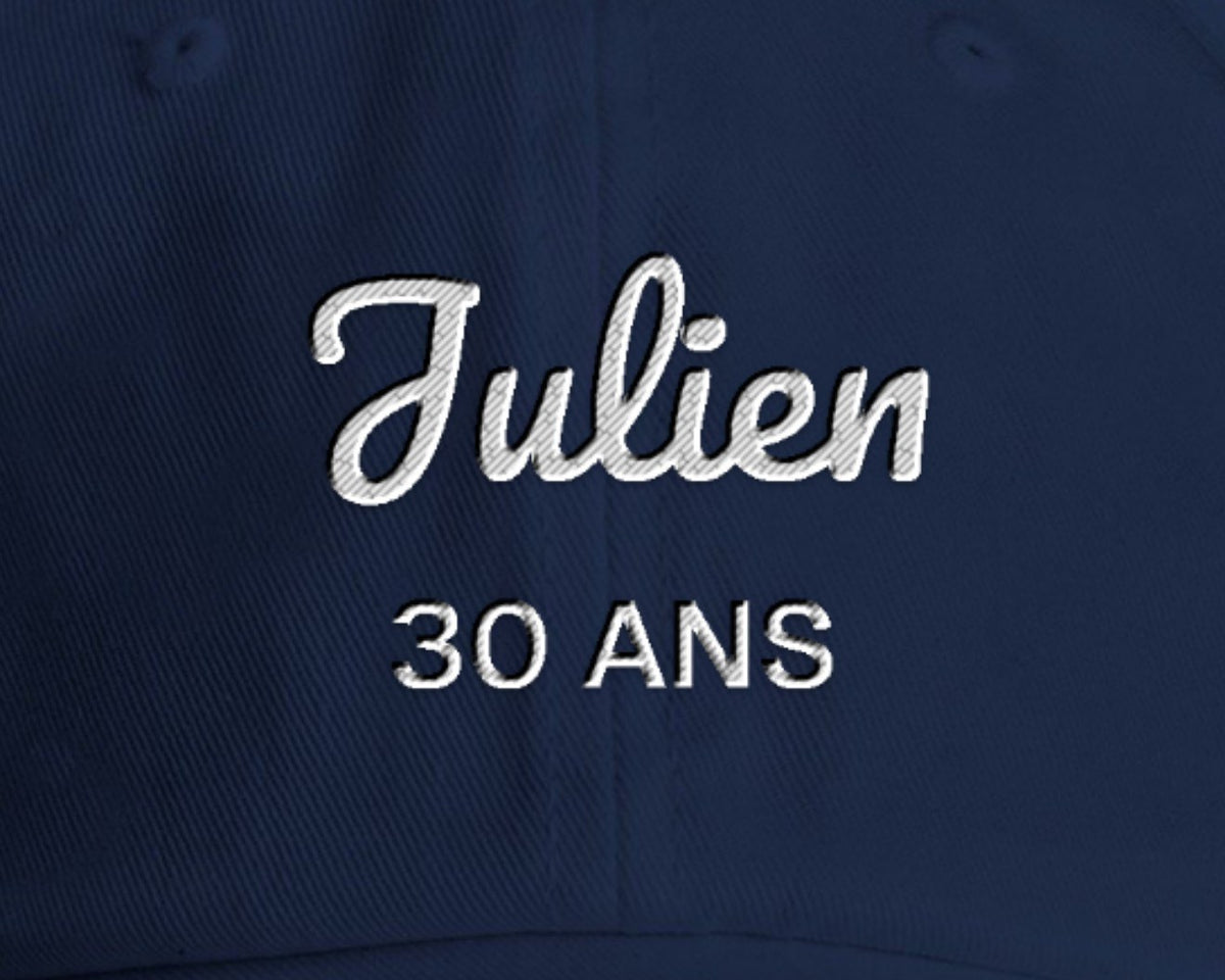 Gros plan sur la broderie : Casquette brodée anniversaire avec prénom et âge