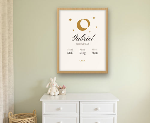 Affiche de naissance « lune et étoiles » personnalisée – mise en situation, encadrée au mur