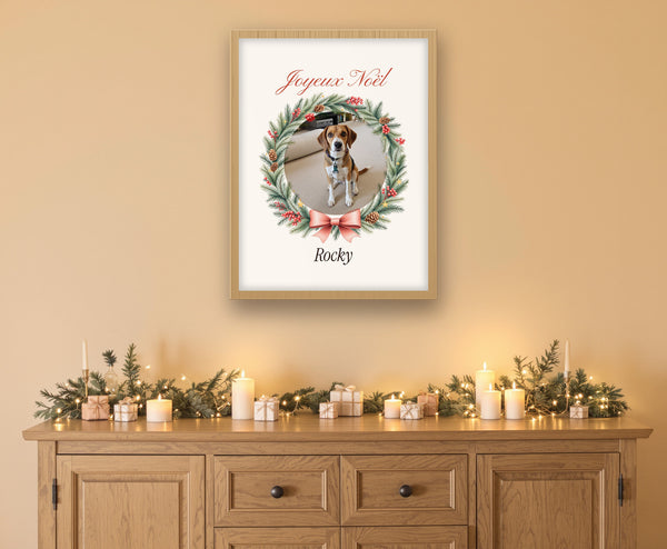Affiche de Noël avec la photo de votre chien – mise en situation, encadrée au mur