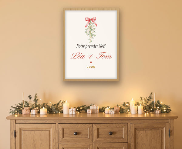 Affiche « Notre premier Noël » à deux personnalisée – mise en situation, encadrée au mur