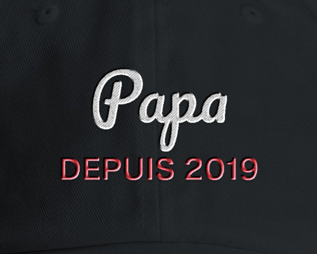 Gros plan sur la broderie : Casquette brodée « Papa depuis… » personnalisée