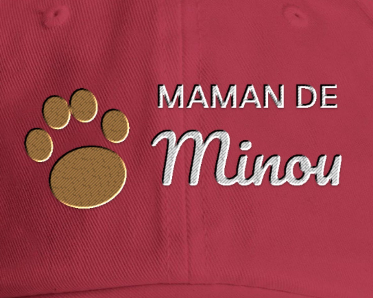 Gros plan sur la broderie : Casquette brodée « Maman de » avec le nom de votre chat