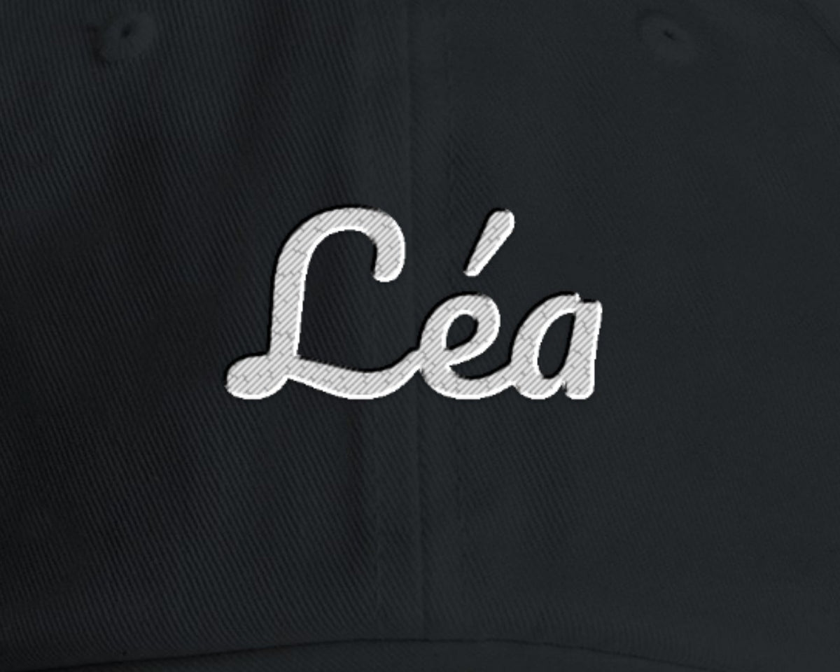 Gros plan sur la broderie : Casquette personnalisée brodée avec votre texte
