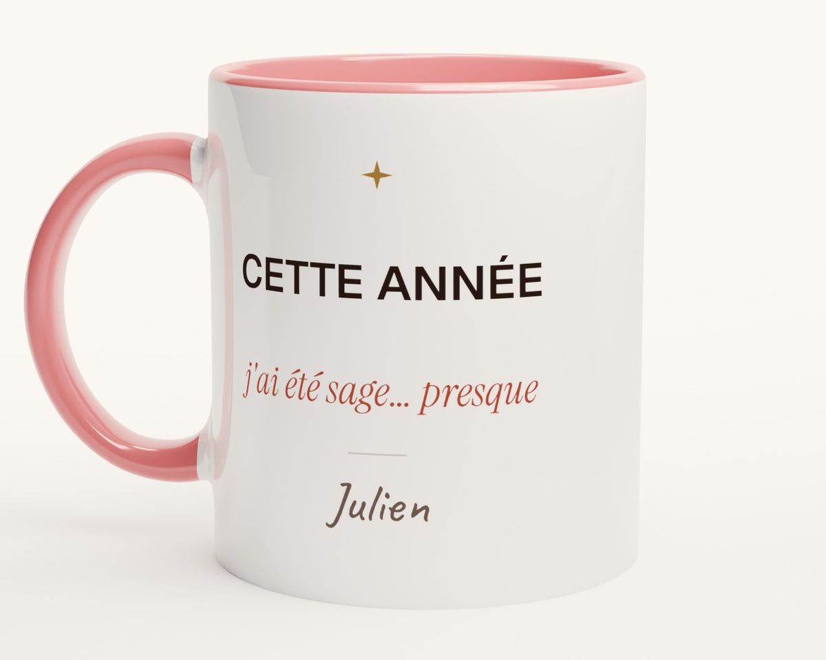 Mug humour « Cette année, j'ai été sage… presque » personnalisé – intérieur et anse roses