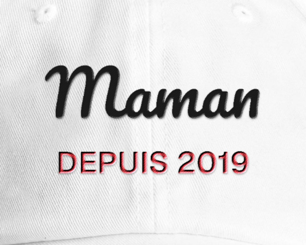 Gros plan sur la broderie : Casquette brodée « Maman depuis… » personnalisée
