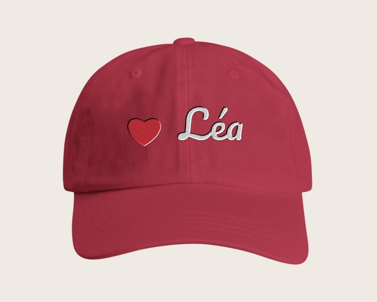 Casquette brodée prénom et petit cœur – framboise