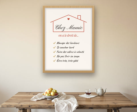 Affiche « Chez Mamie, on a le droit de… » personnalisée – mise en situation, encadrée au mur