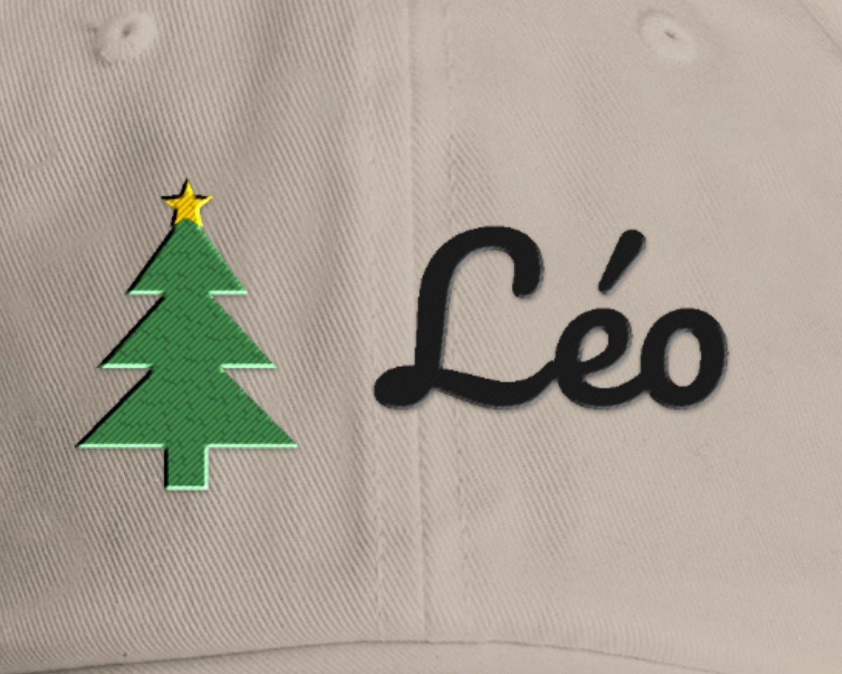 Gros plan sur la broderie : Casquette de Noël brodée avec prénom