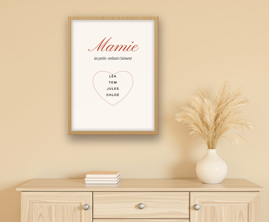 Affiche « Mamie » personnalisée avec les prénoms des petits-enfants – mise en situation, encadrée au mur