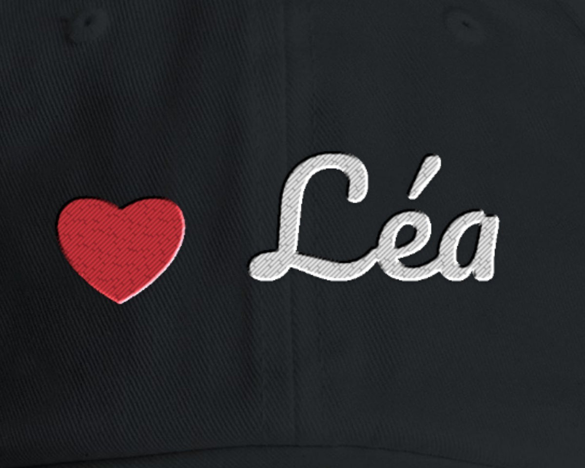 Gros plan sur la broderie : Casquette brodée prénom et petit cœur