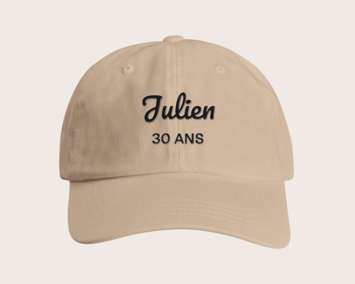 Casquette brodée anniversaire avec prénom et âge – sable