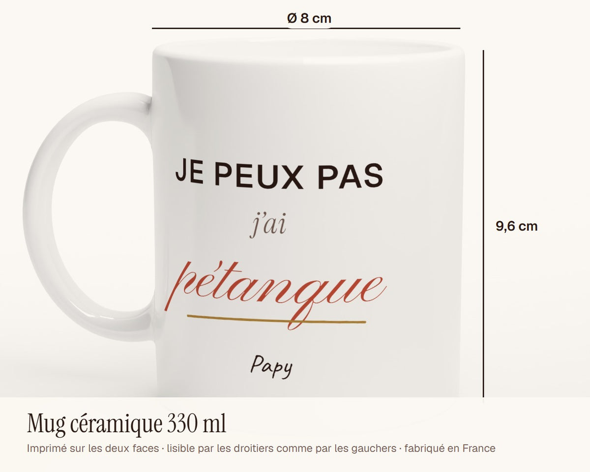 Mug humour « Je peux pas, j'ai pétanque » personnalisé – dimensions : 9,6 cm de haut, 8 cm de diamètre, 330 ml