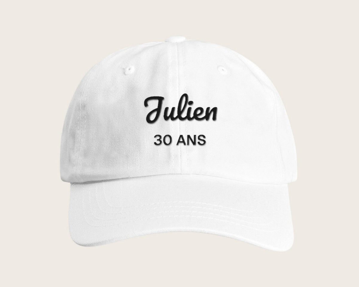 Casquette brodée anniversaire avec prénom et âge – blanc