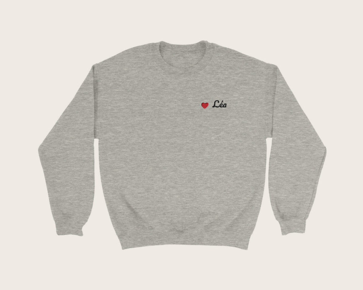 Sweat brodé prénom et petit cœur – sweat col rond gris chiné