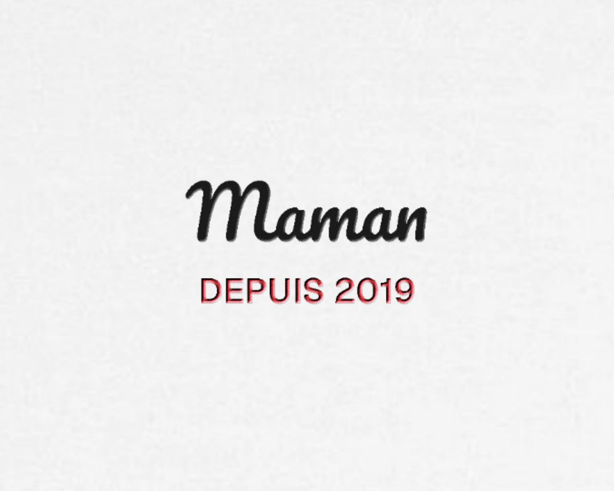 Gros plan sur la broderie : Sweat brodé « Maman depuis… » personnalisé