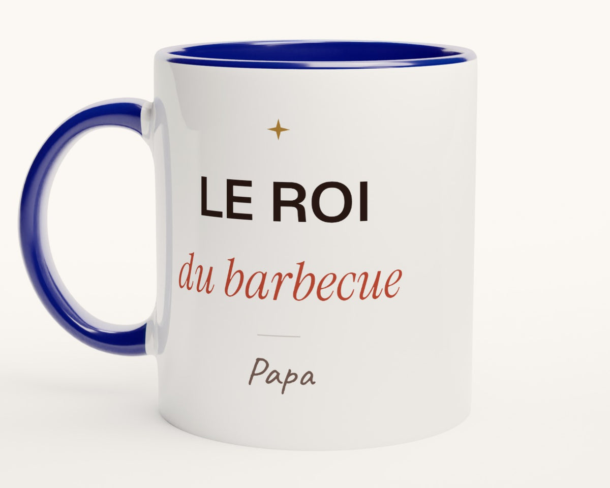 Mug humour « Le roi du barbecue » personnalisé – intérieur et anse bleus