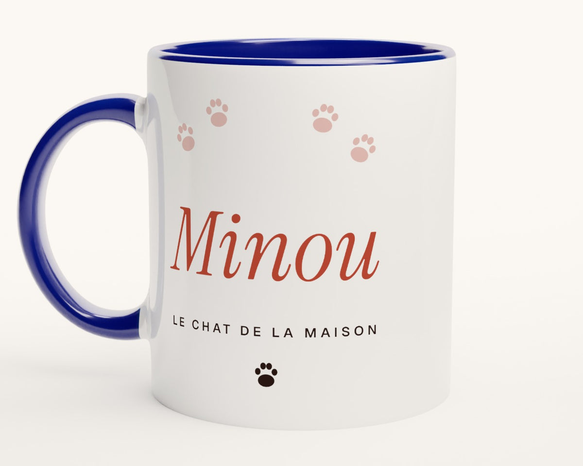 Mug « Le chat de la maison » personnalisé – intérieur et anse bleus