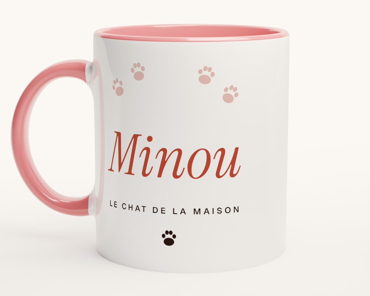 Mug « Le chat de la maison » personnalisé – intérieur et anse roses