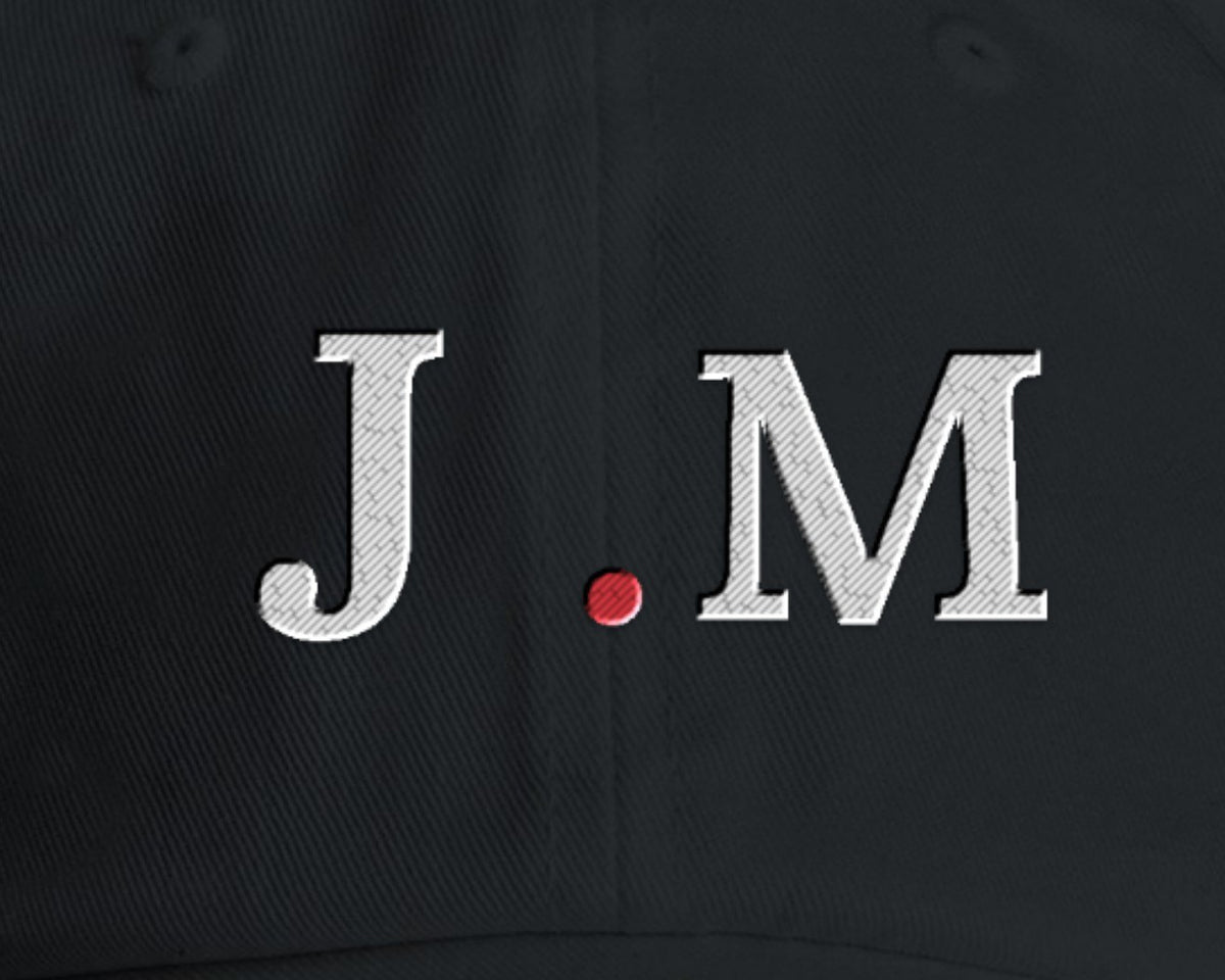 Gros plan sur la broderie : Casquette brodée initiales