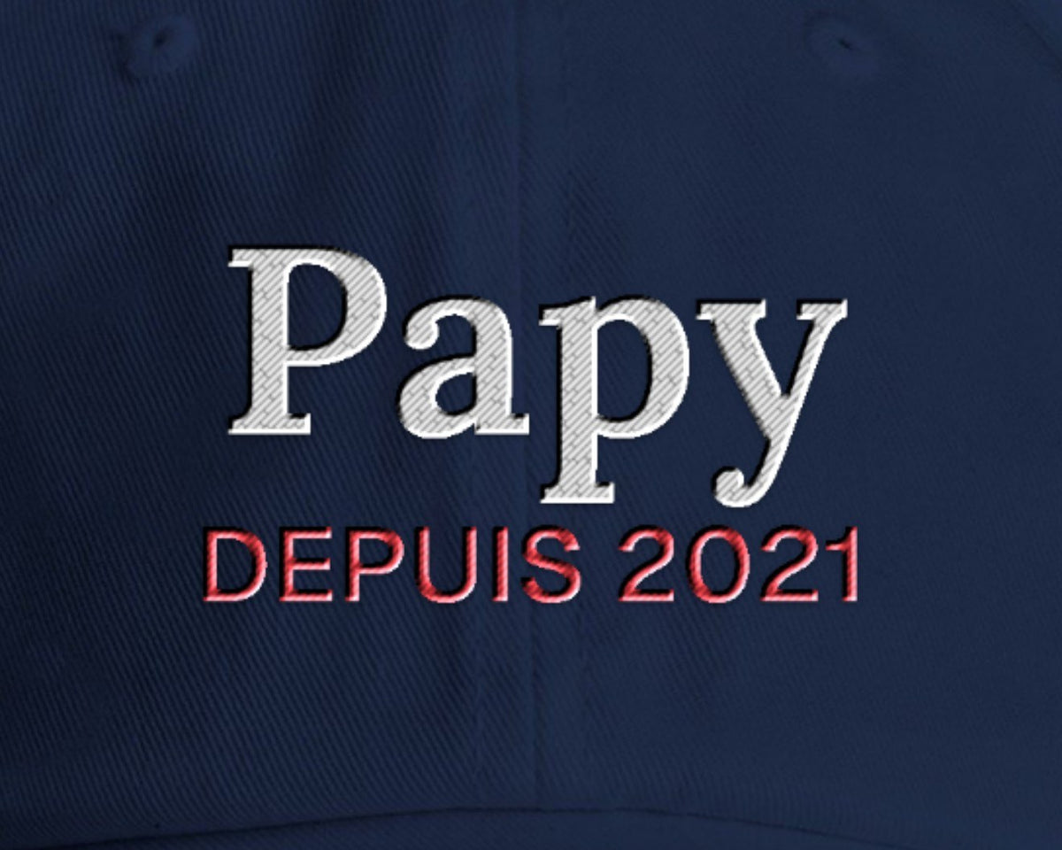 Gros plan sur la broderie : Casquette brodée « Papy depuis… » personnalisée