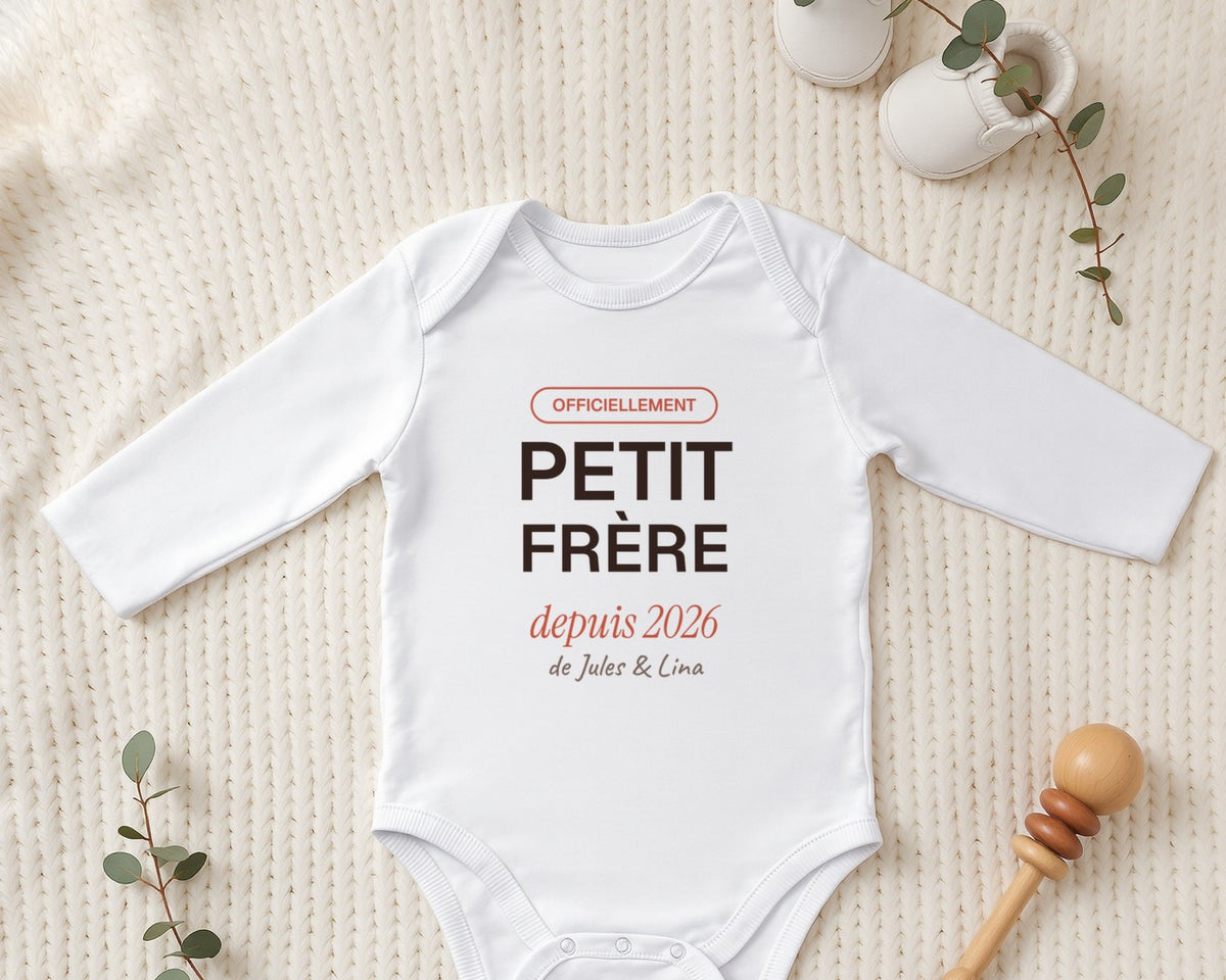 Body « Petit frère » personnalisé avec les prénoms – mise en situation