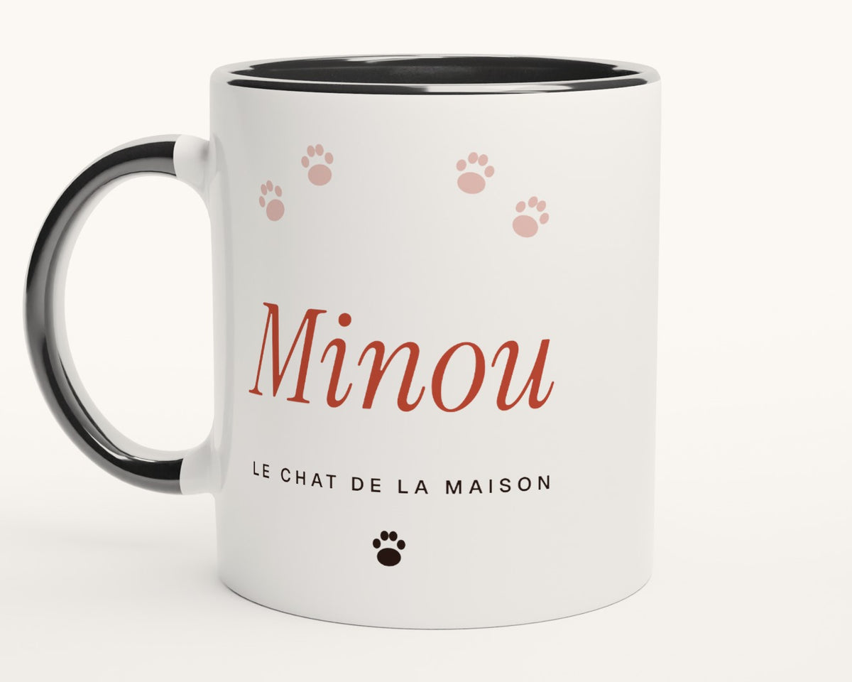 Mug « Le chat de la maison » personnalisé – intérieur et anse noirs