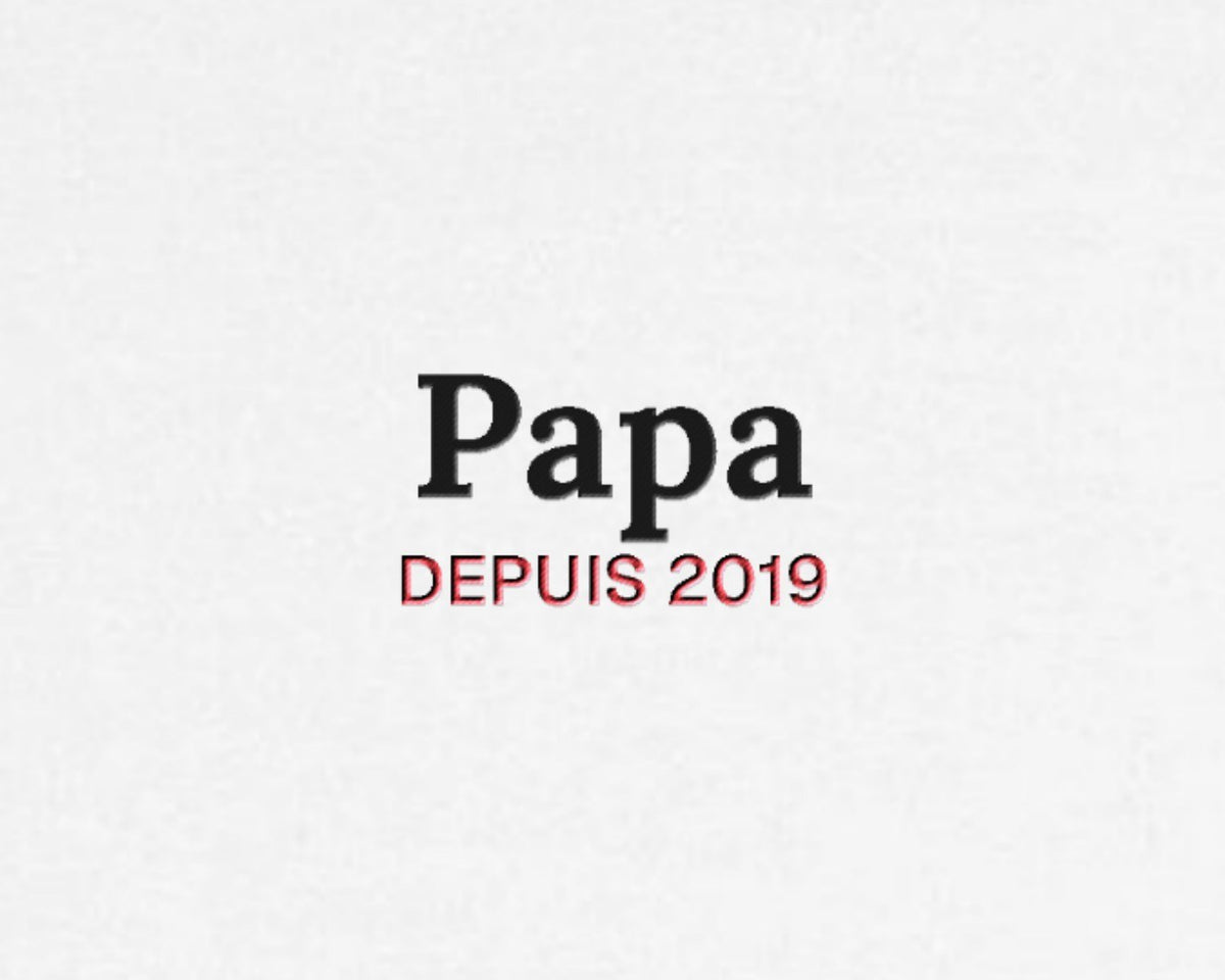 Gros plan sur la broderie : Sweat brodé « Papa depuis… » personnalisé