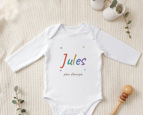 Body bébé personnalisé avec son prénom en couleurs – mise en situation