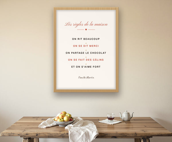 Affiche « Les règles de la maison » personnalisée – mise en situation, encadrée au mur