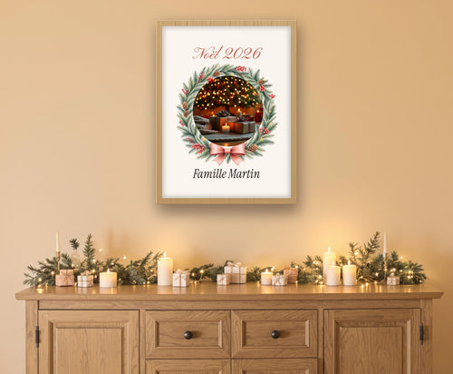 Affiche photo de Noël personnalisée dans une couronne – mise en situation, encadrée au mur